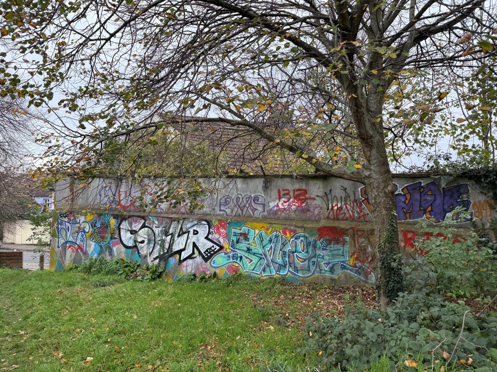 Lot: 90 - FORMER BUILDERS YARD WITH POTENTIAL (STNC) - Boundart wall to front of site